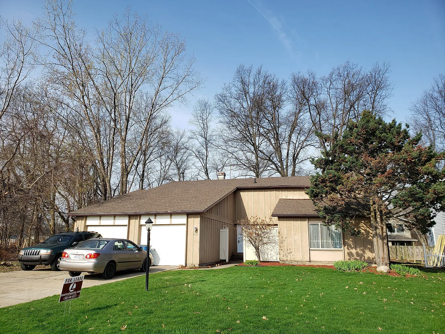 Spacious townhouse with updates and garage! — Photo 1