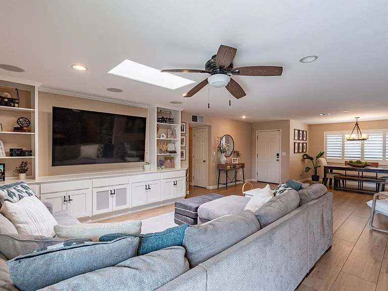 564 N Evergreen St — Photo 3
