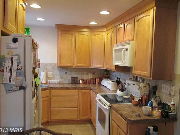 5th image of 1025 Saint Charles Dr