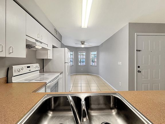 4th image of 1239 SE 8th St APT 3