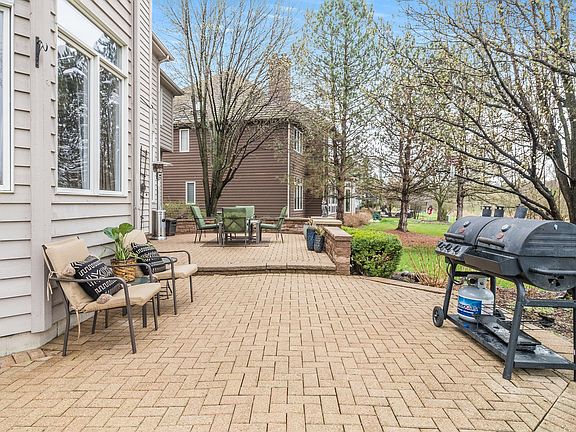 4th image of 762 Waters Edge Dr