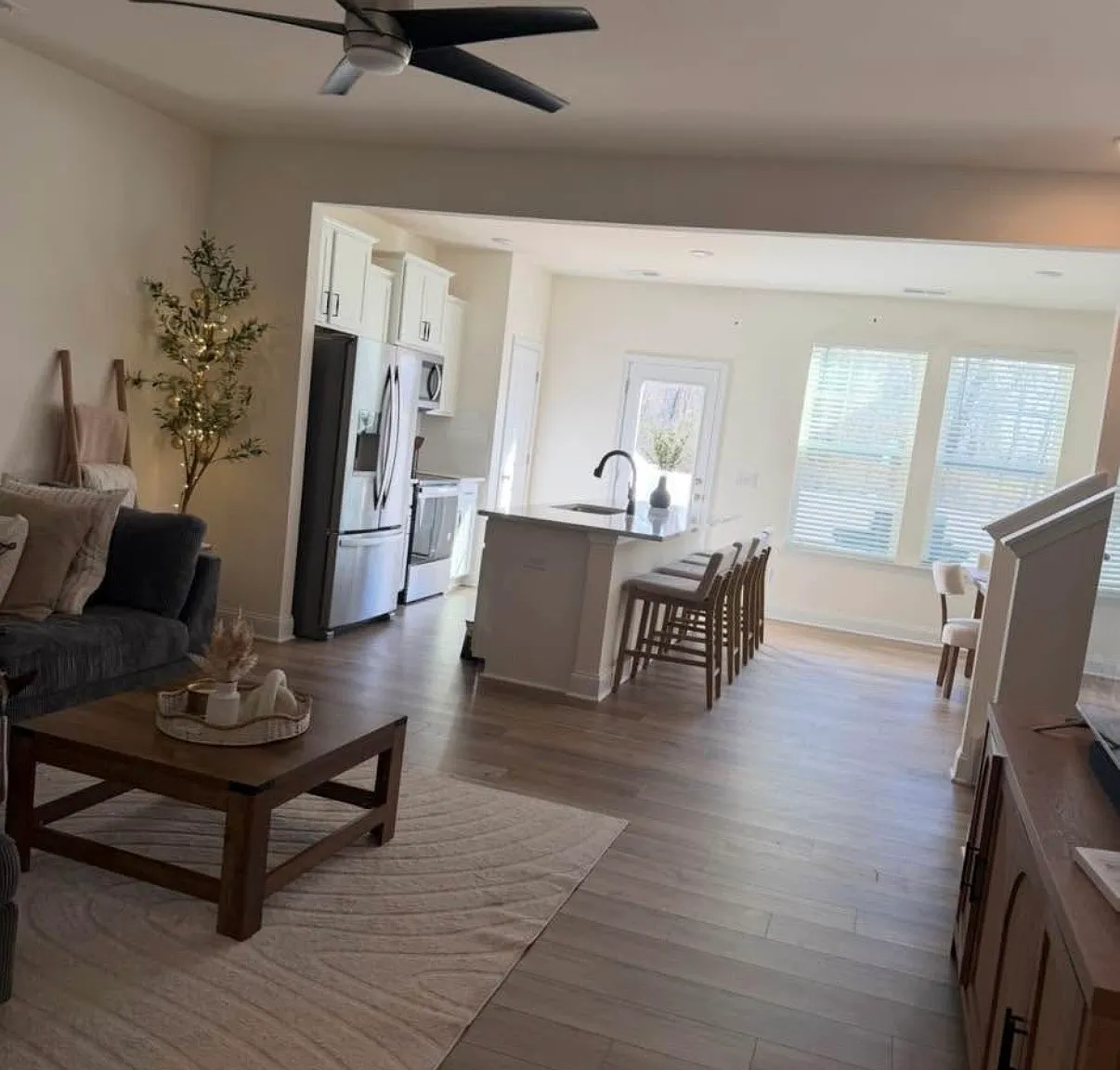 3 bed, 2.5 bath, 1603 sqft, $1,800 — Photo 4
