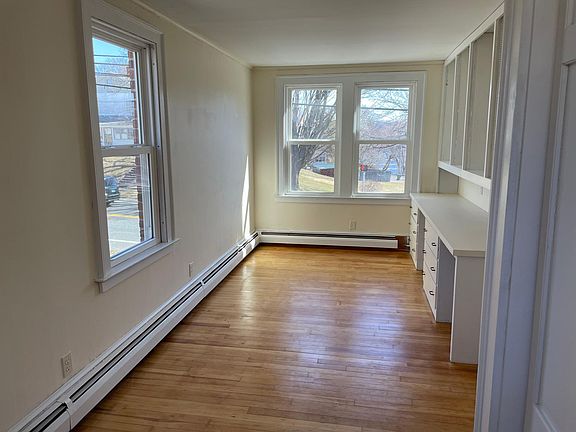 1st bedroom/Office/Study room