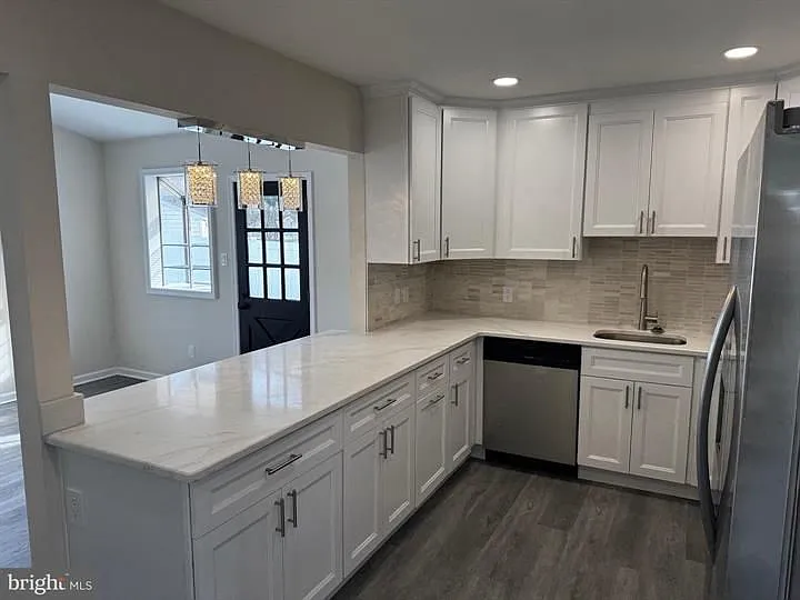 5 bed, 3.0 bath, 2063 sqft, $3,600 — Photo 3