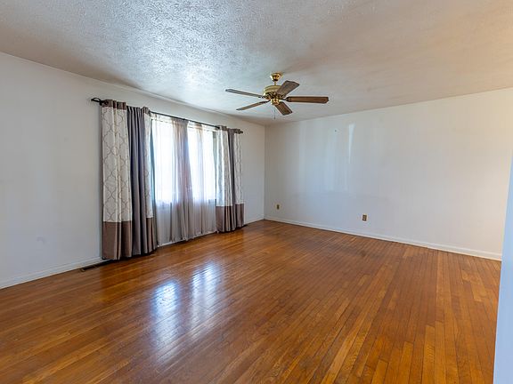 3rd image of 1127 Oakwood Dr