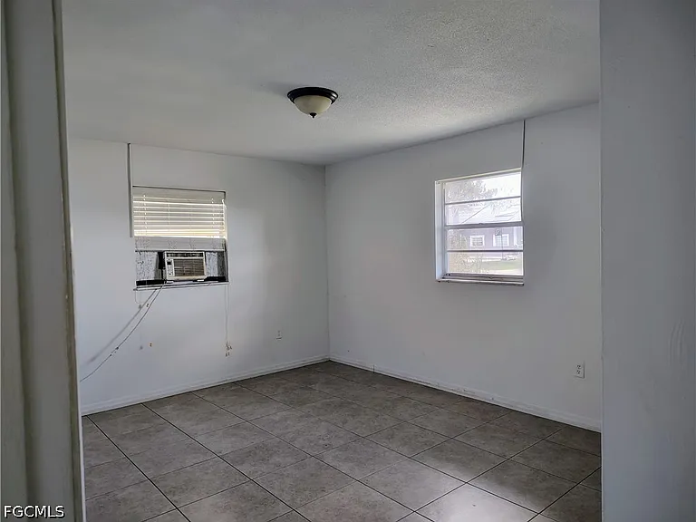 1722 Maple Dr — Photo 2