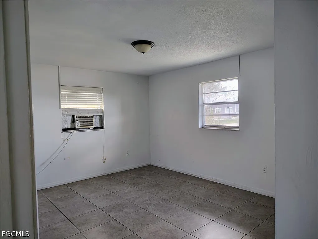 Building Photo - 1722 Maple Dr