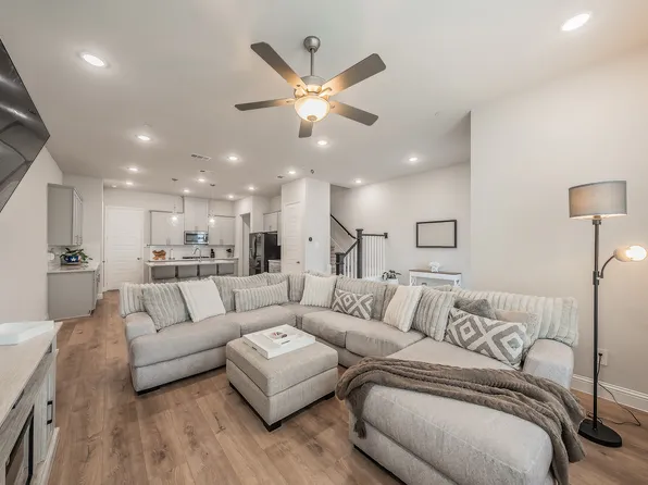 12933 Couture Dr, Farmers Branch, TX 75234