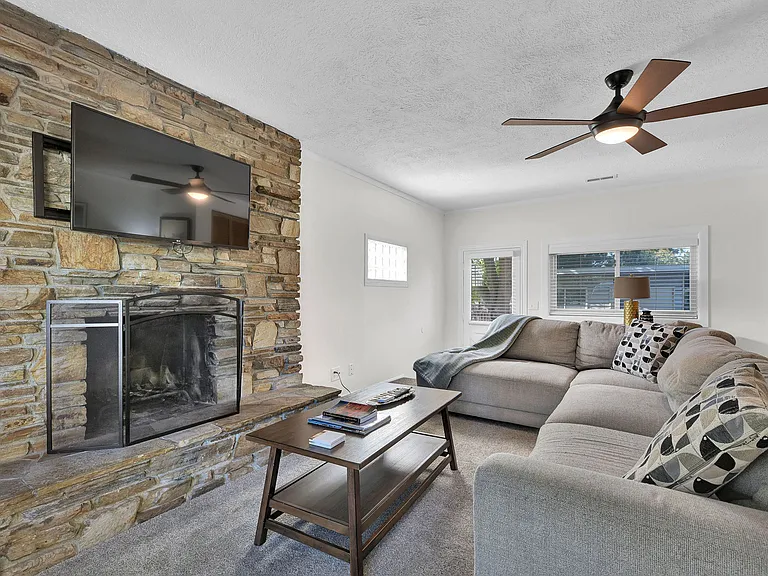 609 N Roosevelt St — Photo 32