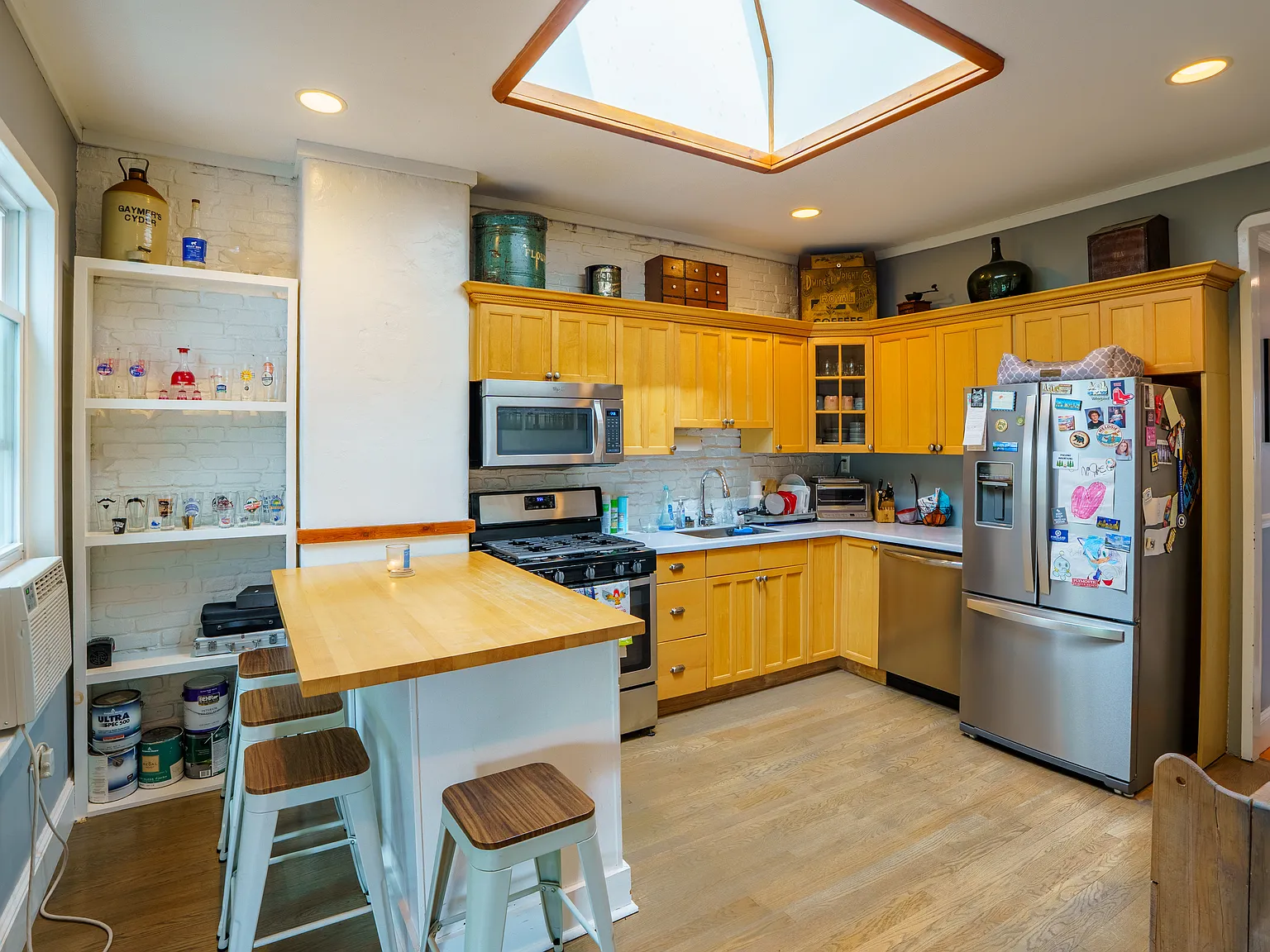 3 bed, 1.0 bath, 1206 sqft, $5,000 — Photo 1