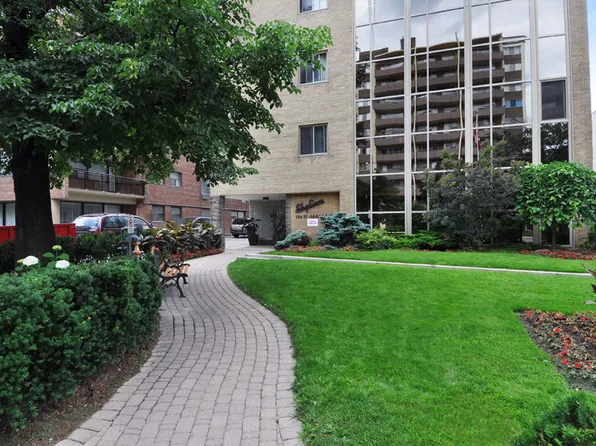 Skyliner, 224 Saint George St, Toronto, ON M5R 2N9