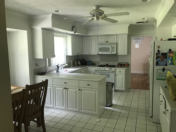 3rd image of 3 Sundbury Dr