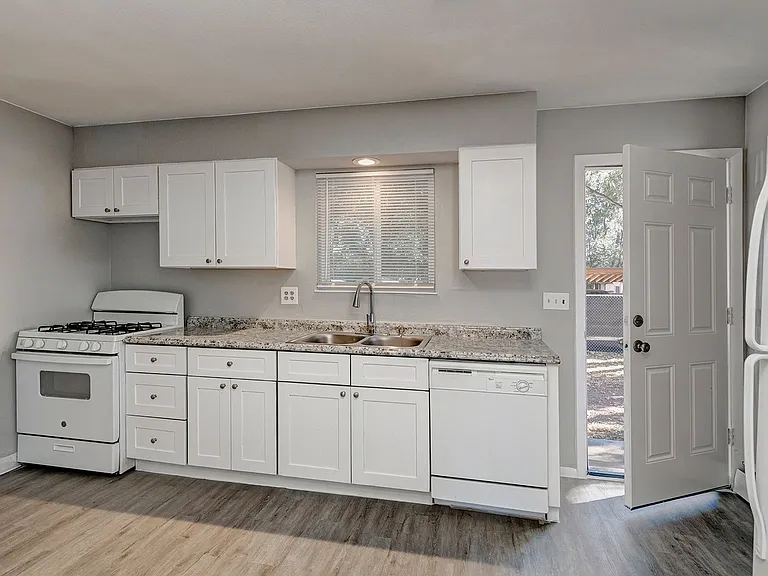 1415 S Corona Ave. — Photo 28
