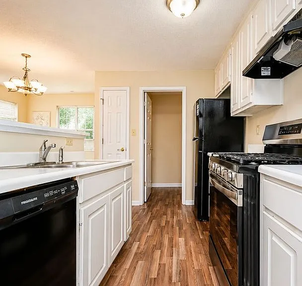 823 Tramore Dr — Photo 7