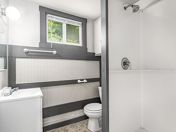 3rd image of 1110 S Main St #6