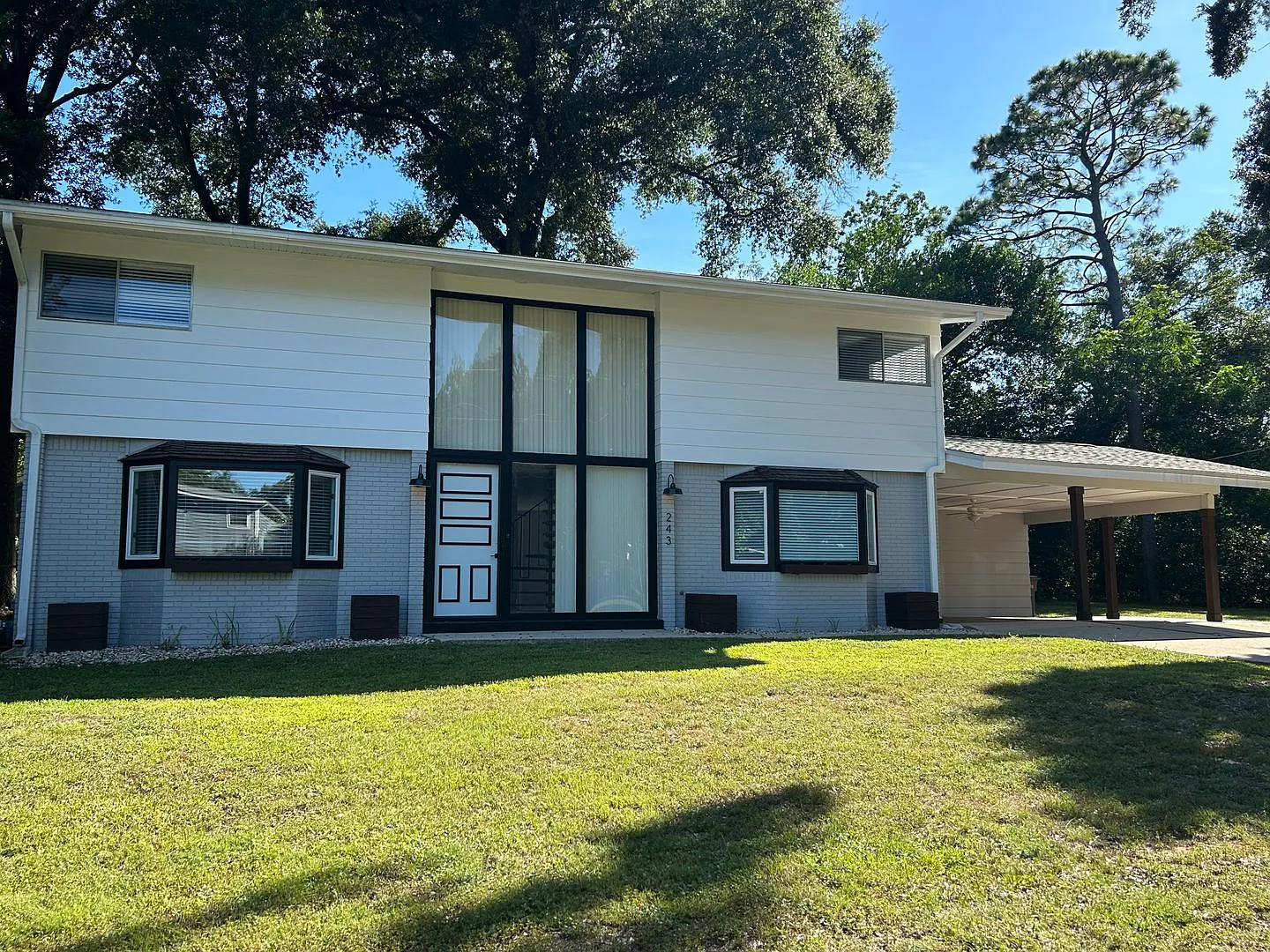 4BR/2.5BA home with Detached 1BR/1BA efficiency apartment — Photo 1