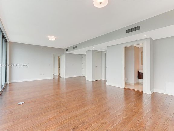 4th image of 2627 Bayshore Dr #807