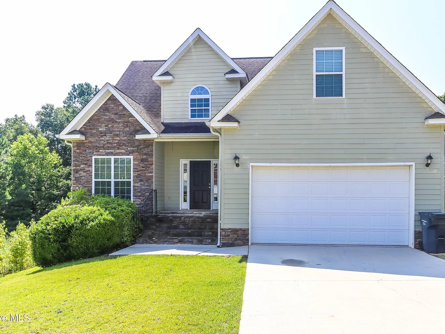 4 bed, 3.5 bath, 2017 sqft, $2,095 — Photo 1