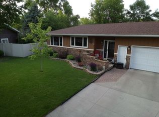 115 Victoria Ct, Grand Forks, ND 58201