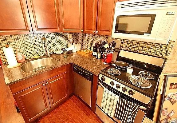 2nd image of 254 Broome St APT 4A