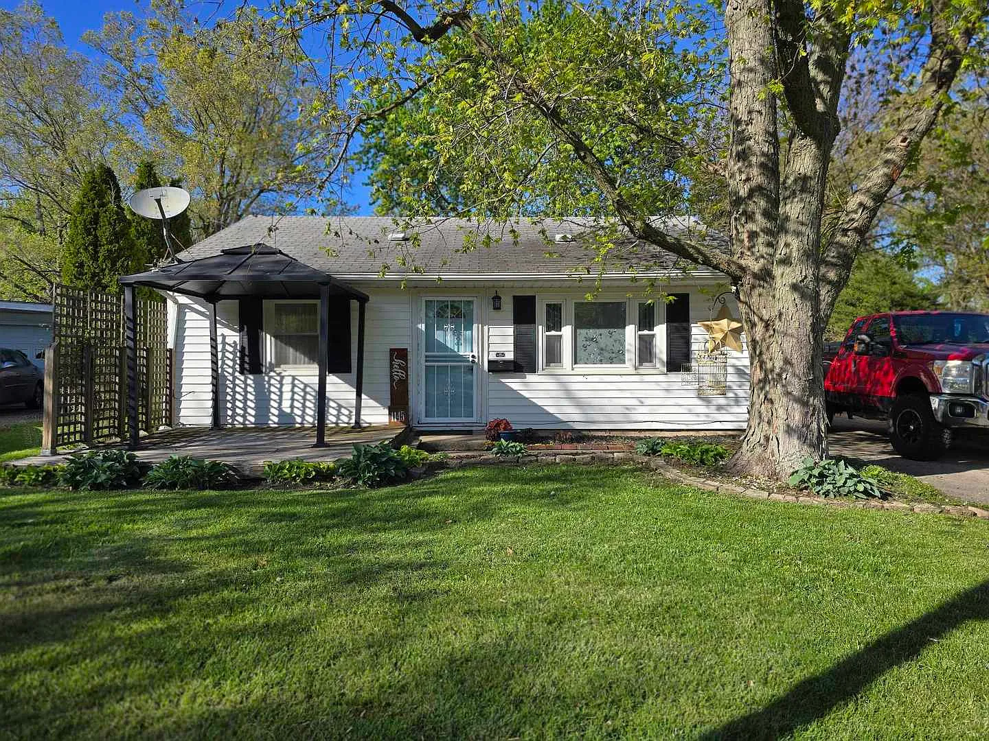 1145 Eastview Dr photo 1