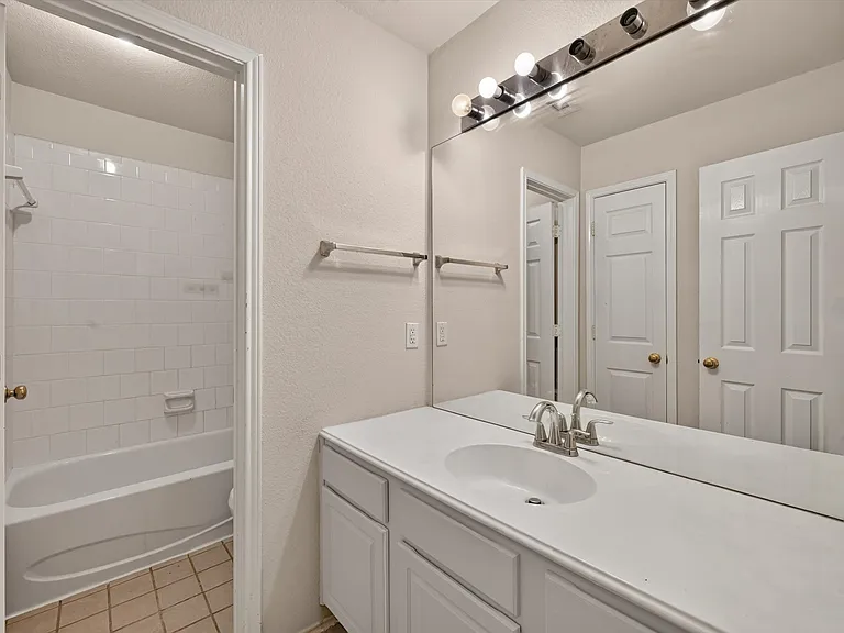2328 Hunters Run Dr — Photo 9