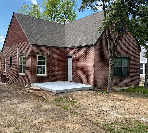 2nd image of 832 S Knoxville Ave