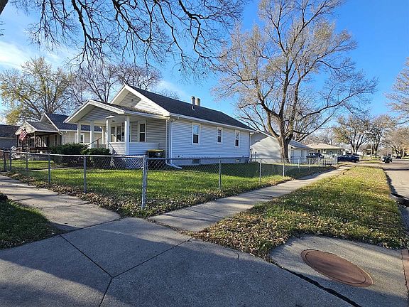 2nd image of 2249 Roosevelt St