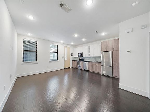 5th image of 2401 Crawford St #2106