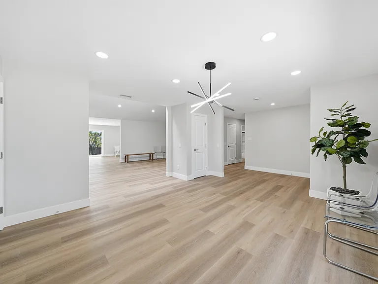 1814 N San Antonio Ave — Photo 11