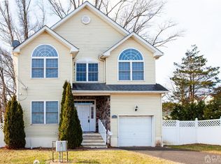 11 Regina St, Iselin, NJ 08830