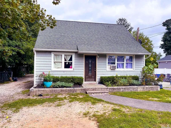 15 Edgewood Avenue, Port Jefferson Station, NY 11776