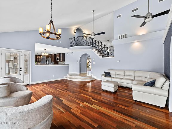 5th image of 625 Greenwich Court