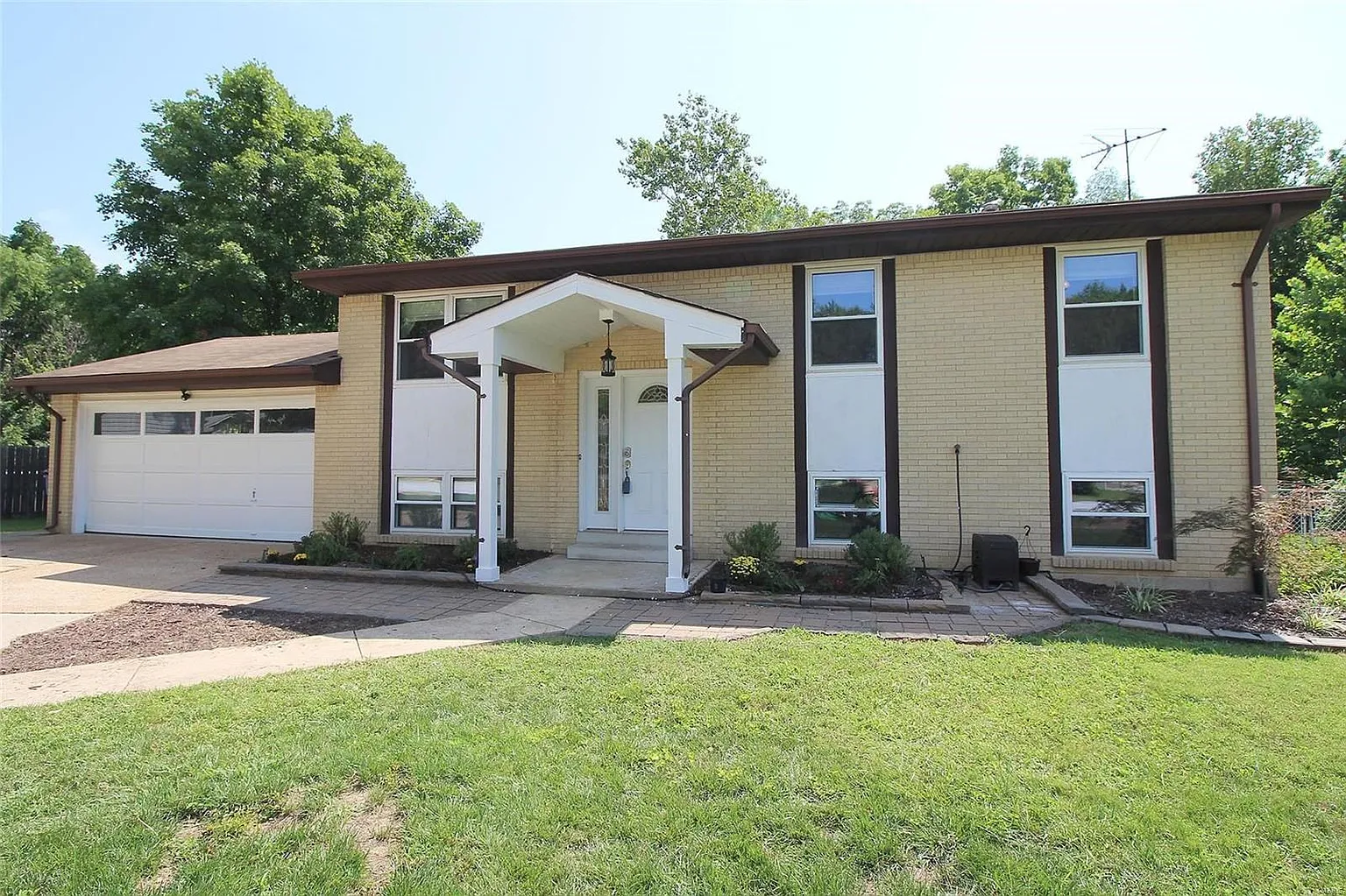 638 Green Hedge Dr photo 1