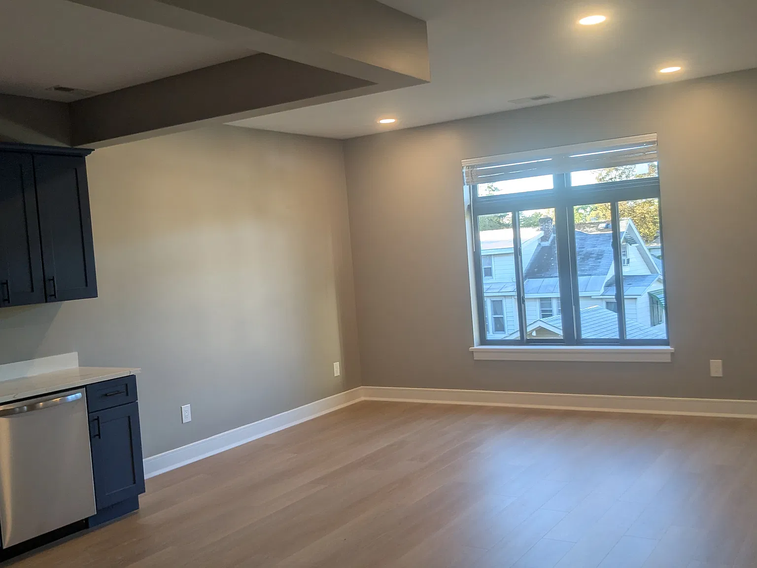 2 bed, 900 sqft, $2,200 — Photo 2