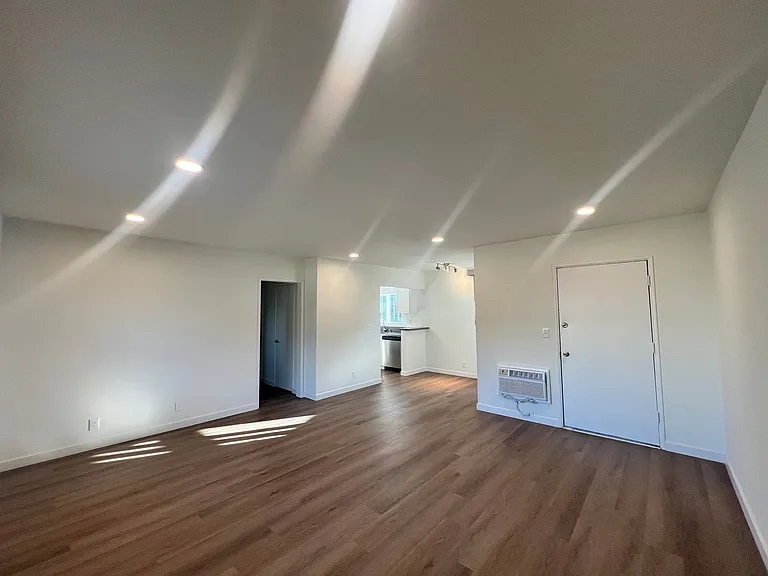 13429 Moorpark St — Photo 22