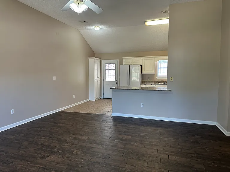 802 Johnston Cv — Photo 4