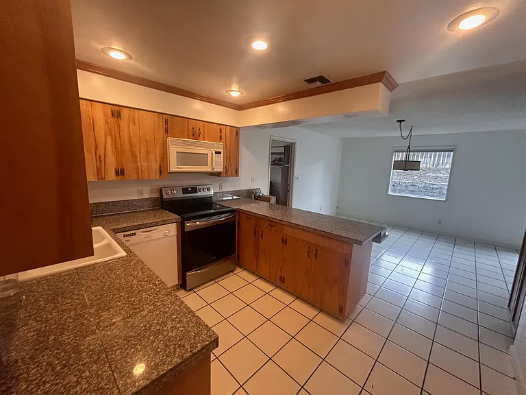 549 Eastwood Dr — Photo 5