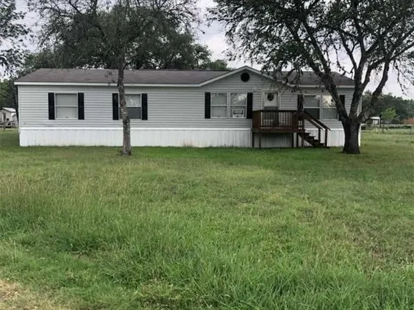 410 Henrietta St, Yoakum, TX 77995