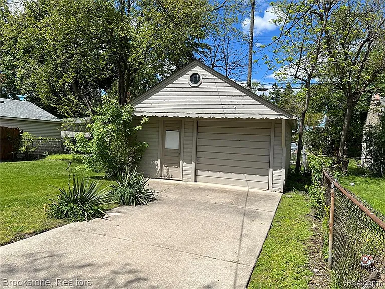 310 Albany St — Photo 2