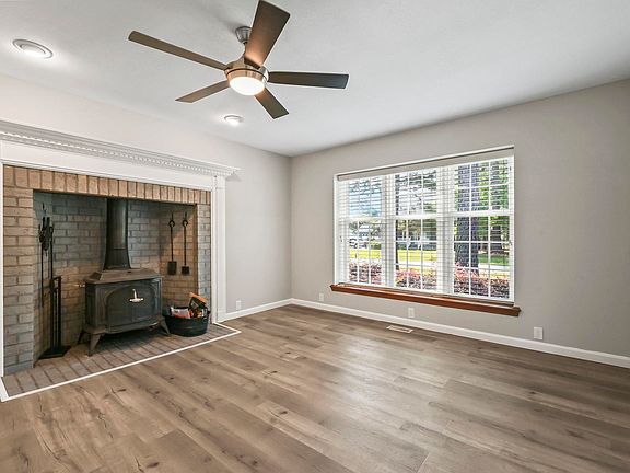 4th image of 176 Lander Dr.