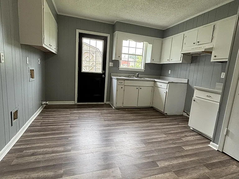 216 W College St — Photo 2