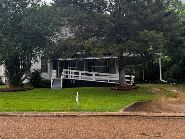 311 S Bevill St, Winnfield, LA 71483