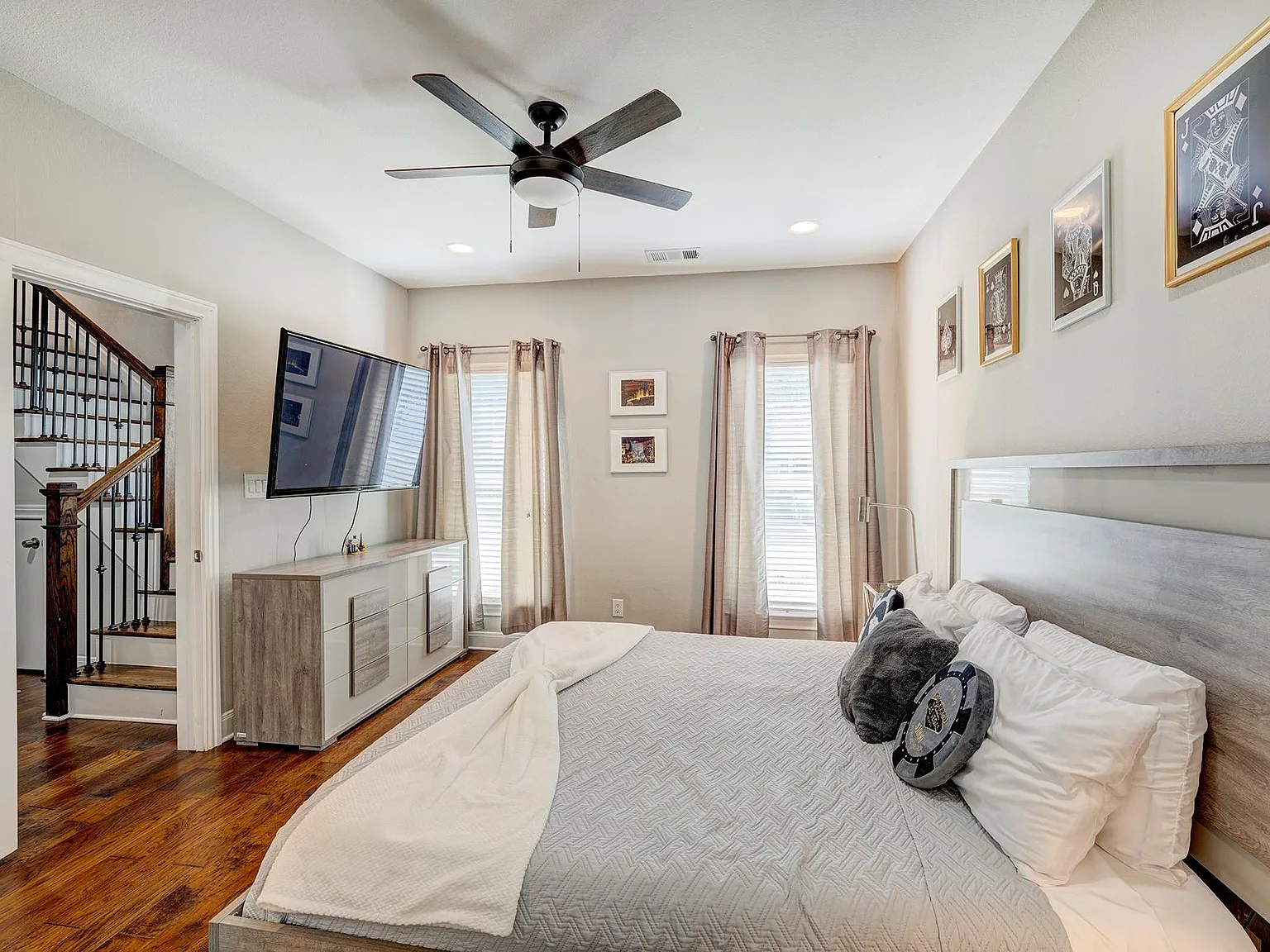 3 bed, 3.5 bath, 2258 sqft, $4,300 — Photo 3