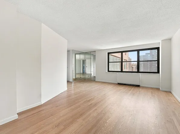 200 E 24th St APT 1801, New York, NY 10010