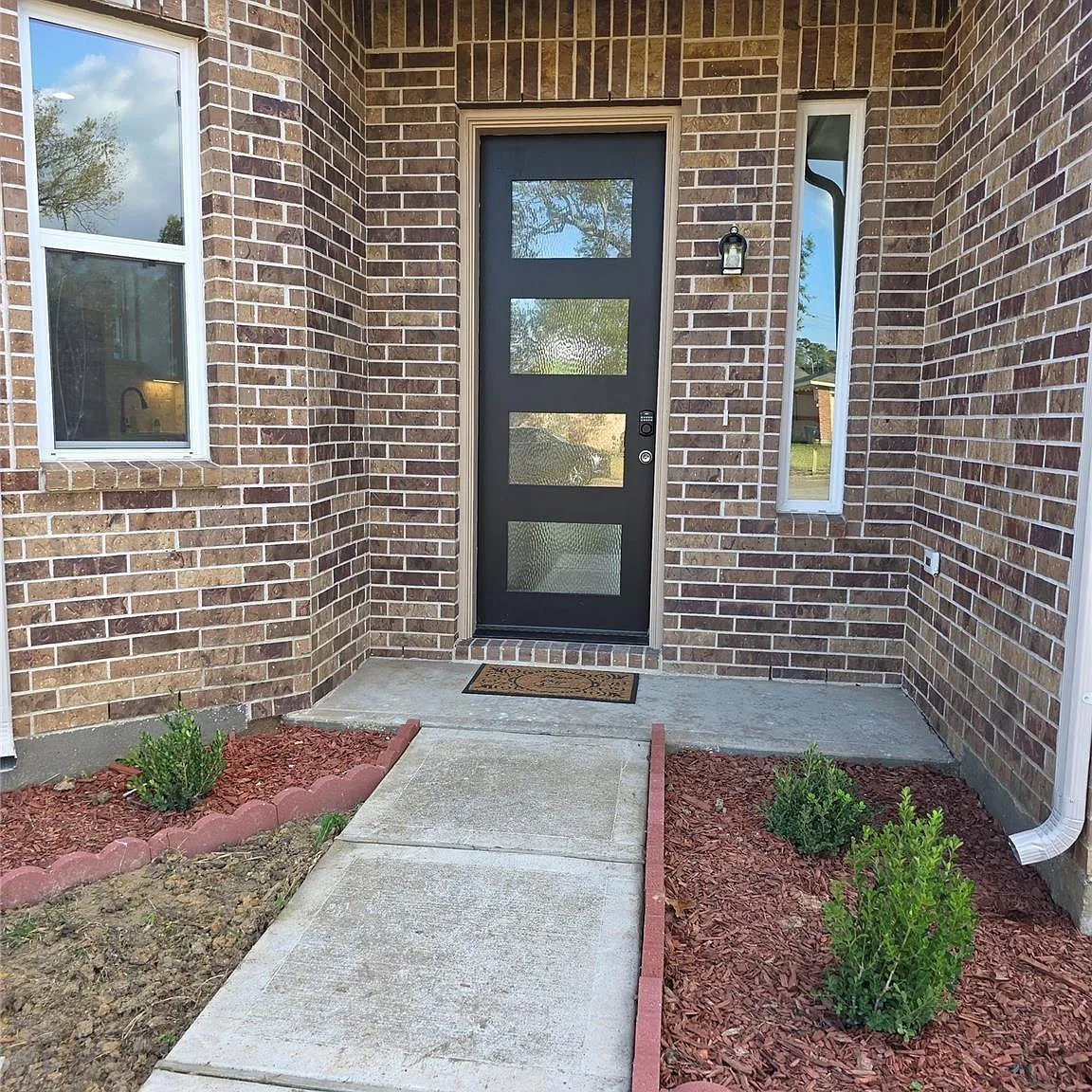 3 bed, 2.5 bath, 2042 sqft, $2,000 — Photo 2