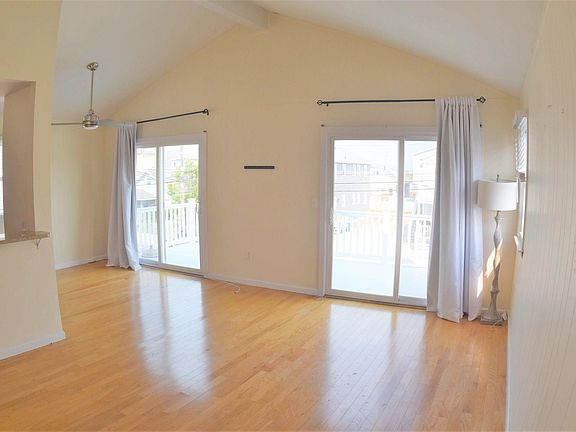 5th image of 915 Pleasure Ave #2