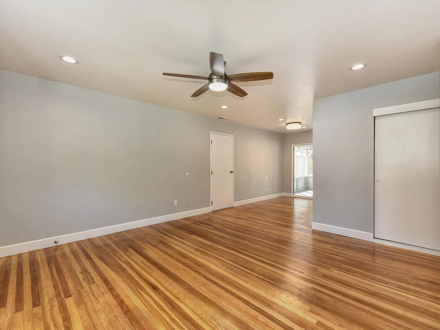 3 bed, 897 sqft, $2,350 — Photo 3
