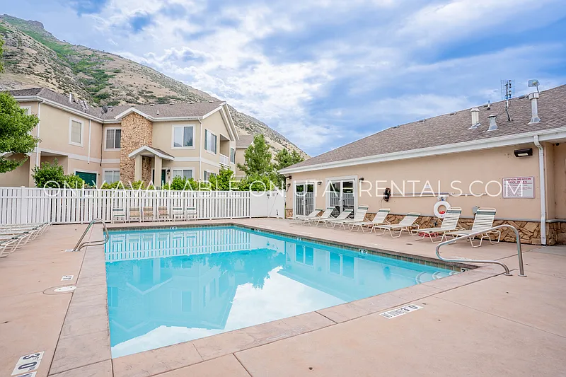 3 bed, 2.0 bath, 1441 sqft, $1,800 — Photo 3