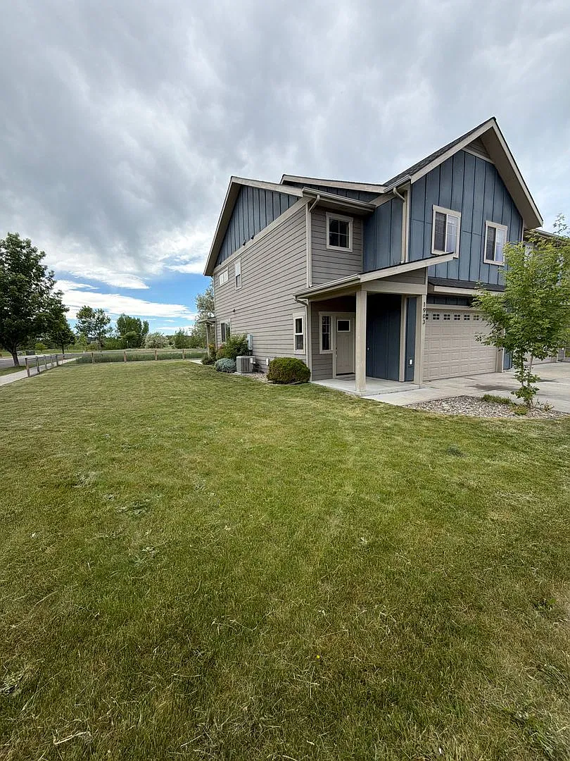 Spacious 4-Bedroom, 2.5-Bath End-Unit Townhome with Garage Great Location! — Photo 1